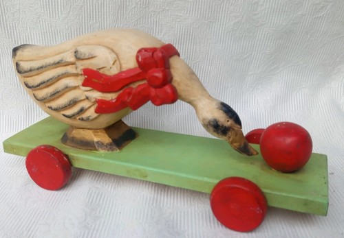 Altes holzspielzeug gans ente - altes,