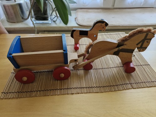 Altes holzpferd mit wagen - holzpferd,