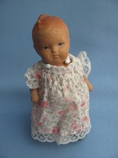 Süße alte Puppenstubenpuppe